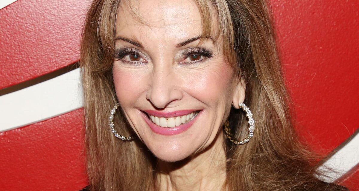 Susan Lucci est éblouissante dans une petite robe en dentelle rouge alors qu&rsquo;elle rend hommage à « l&rsquo;homme qui m&rsquo;a sauvé la vie »