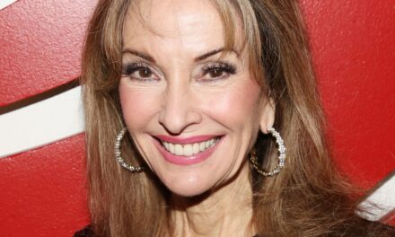 Susan Lucci est éblouissante dans une petite robe en dentelle rouge alors qu&rsquo;elle rend hommage à « l&rsquo;homme qui m&rsquo;a sauvé la vie »