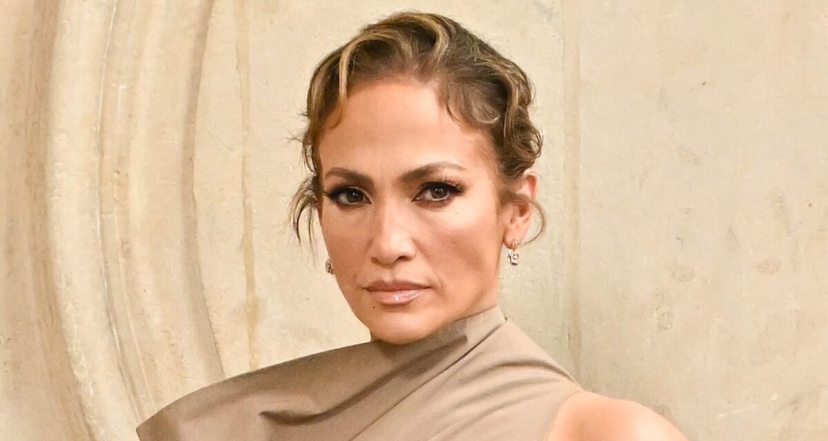 Le corset en satin sculptant le corps de Jennifer Lopez est le rêve d&rsquo;un amoureux du vintage