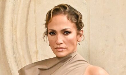 Le corset en satin sculptant le corps de Jennifer Lopez est le rêve d&rsquo;un amoureux du vintage