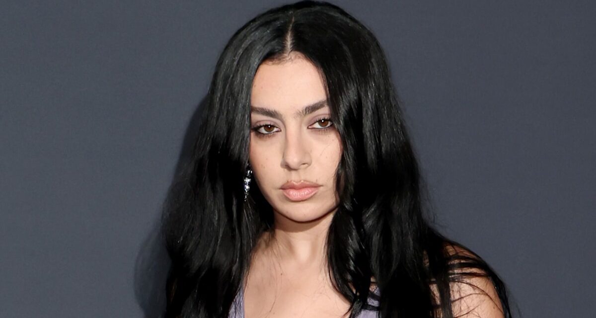 Charli XCX prouve qu&rsquo;un jean ample et une veste en cuir de luxe sont parfaits pour une fête lorsqu&rsquo;ils sont bien coiffés