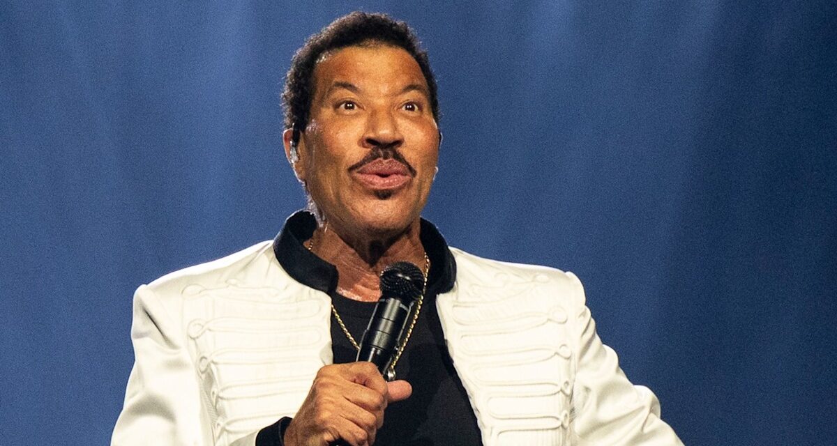 Pourquoi les fans sont sortis de l&rsquo;événement Lionel Richie à Times Square