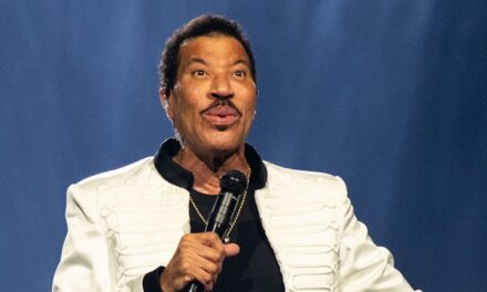 Pourquoi les fans sont sortis de l&rsquo;événement Lionel Richie à Times Square