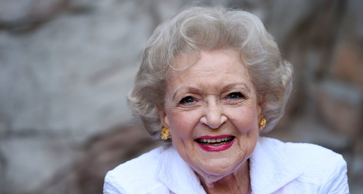 Pourquoi Betty White n&rsquo;a pas eu d&rsquo;enfants ? Ce que la légende de la télévision a dit à propos de la maternité