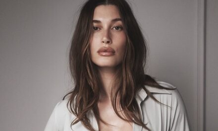 Hailey Bieber a-t-il simplement déclaré des tongs approuvés par l&rsquo;automne?