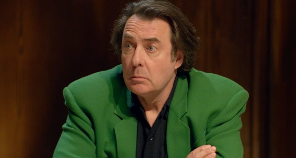 Les téléspectateurs de Celebrity Traitors repèrent un moment « tactique » que Jonathan Ross a « trahi » un autre traître