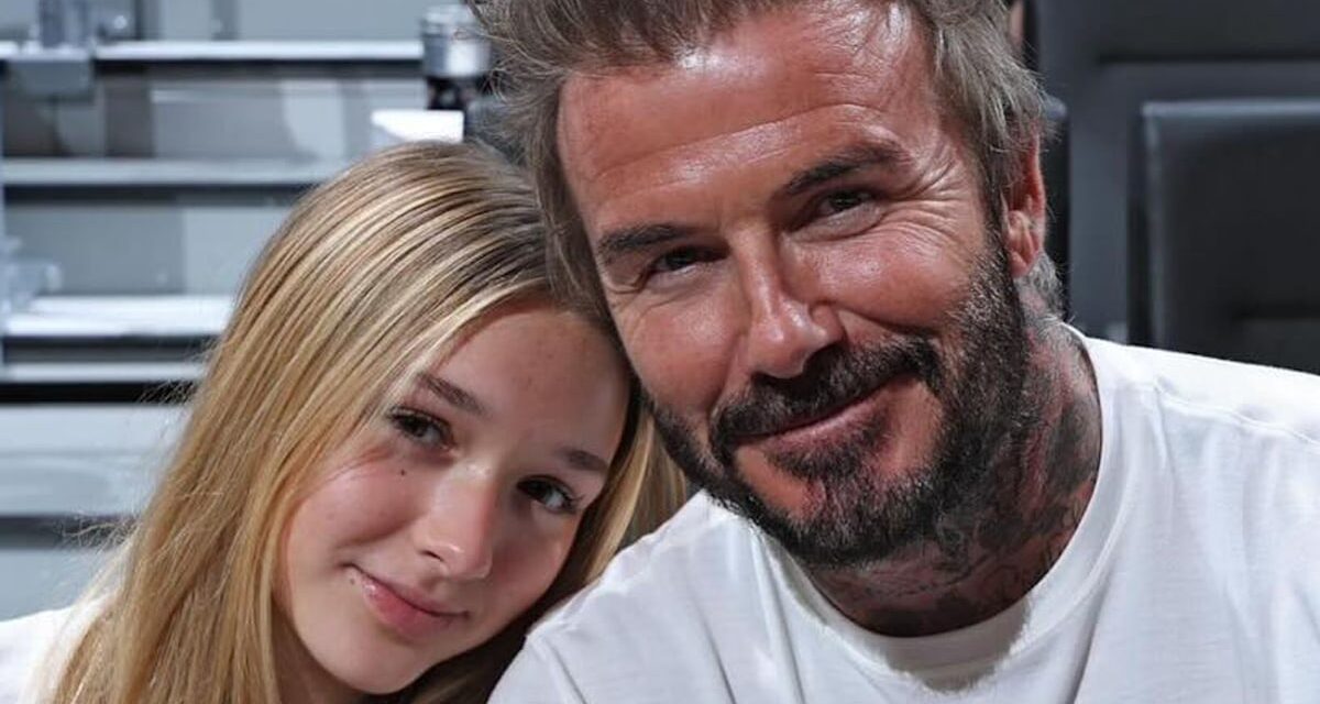 David Beckham partage une douce photo de la fille adolescente Harper assis sur son genou dans les coulisses du moment