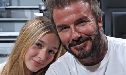 David Beckham partage une douce photo de la fille adolescente Harper assis sur son genou dans les coulisses du moment