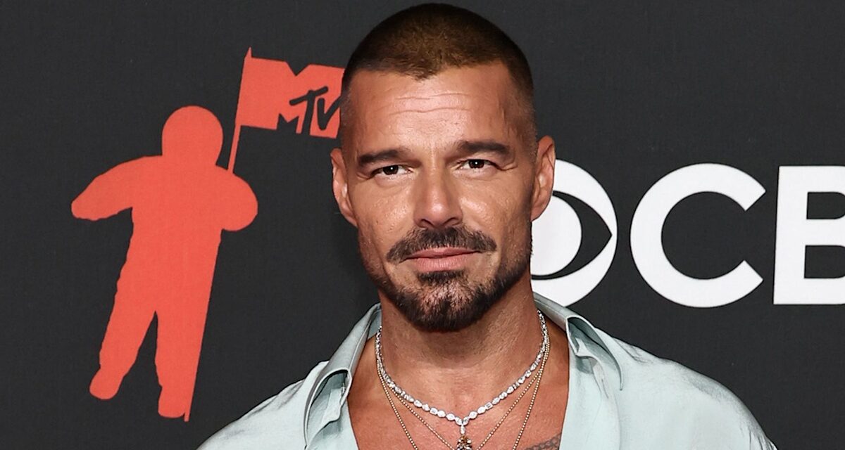 Ricky Martin a presque mal dans les selfies nus frappants qui brise Internet