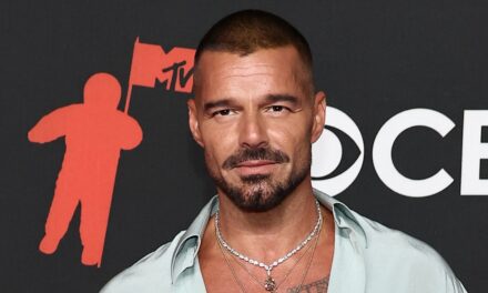 Ricky Martin a presque mal dans les selfies nus frappants qui brise Internet