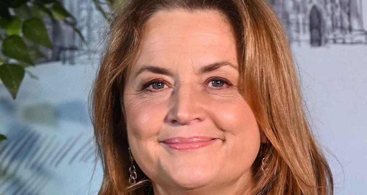 La robe de chemise d&rsquo;automne de Ruth Jones est le midi flatteur du ventre dont nous n&rsquo;avons jamais su que nous avions besoin