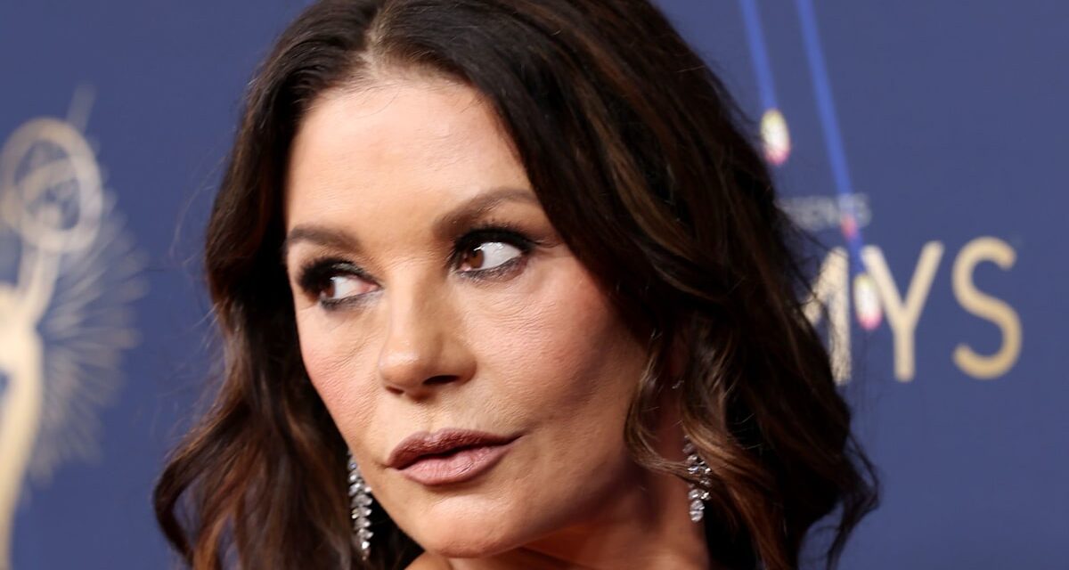 Catherine Zeta Jones, 56 ans, porte une robe moulante à paillettes rouges pour taquiner son nouveau projet de femme fatale