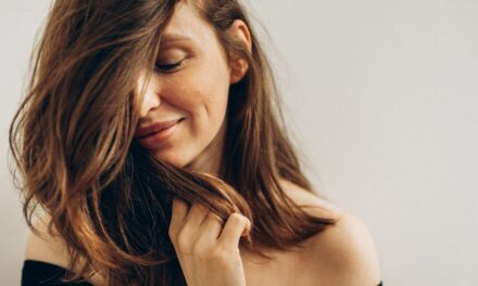 Perdre encore plus de cheveux cet automne ? Un trichologue explique pourquoi – et comment y remédier