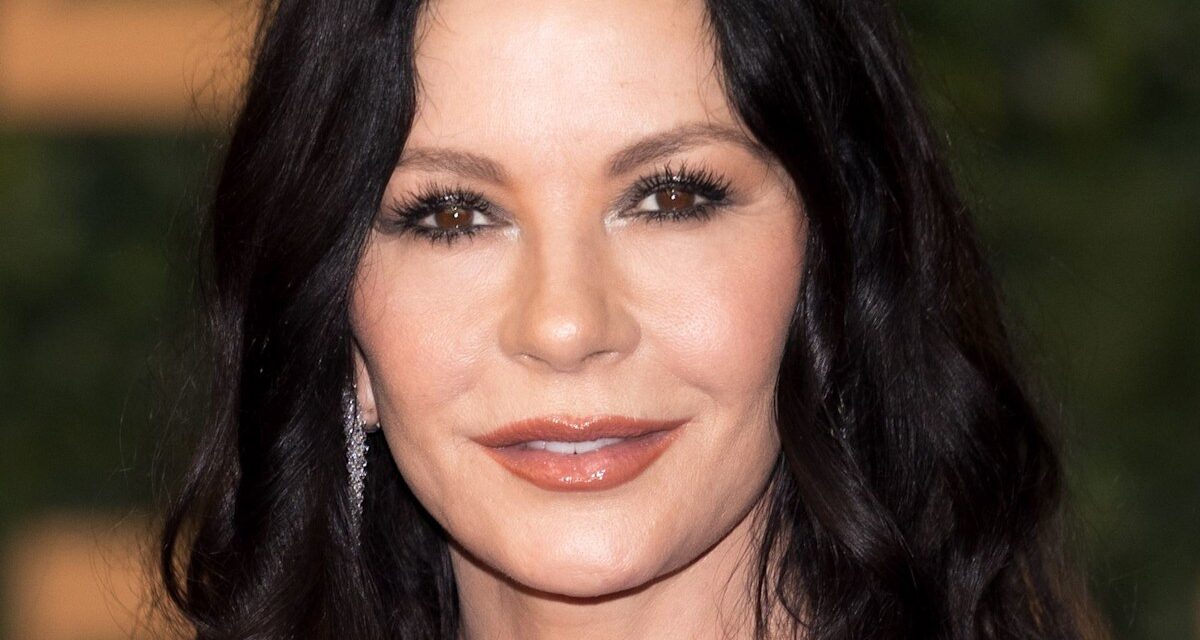 Catherine Zeta-Jones partage un selfie « accidentel » vêtue juste d&rsquo;une robe – et elle a l&rsquo;air phénoménale