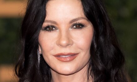 Catherine Zeta-Jones partage un selfie « accidentel » vêtue juste d&rsquo;une robe – et elle a l&rsquo;air phénoménale