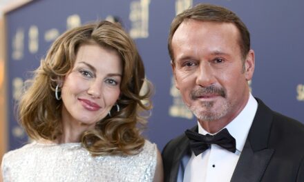 Tim McGraw révèle que sa femme Faith Hill a « traversé pas mal de choses » à l&rsquo;abri des projecteurs dans une rare mise à jour sur la santé