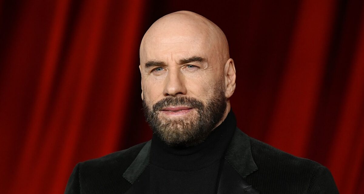 John Travolta laisse les fans avec des questions après avoir révélé son compagnon sur le plateau