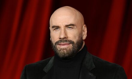 John Travolta laisse les fans avec des questions après avoir révélé son compagnon sur le plateau