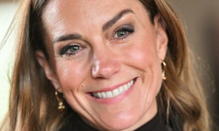 La robe moulante « textbook » de Kate Middleton est une leçon de tenue vestimentaire flatteuse