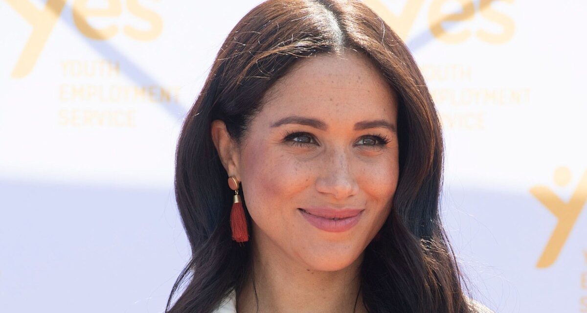 Meghan Markle étourdit dans son audacieux costume Armani pour le gala de New York