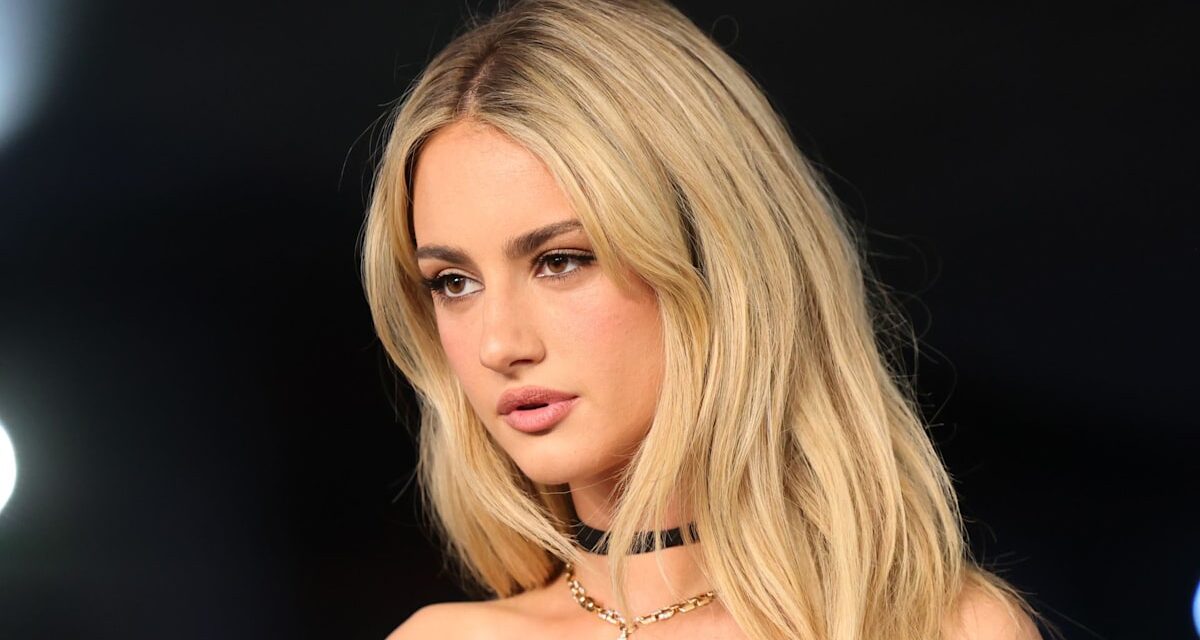 La star de Tell Me Lies, Grace Van Patten, porte une robe transparente dans un moment sans soutien-gorge avec son petit ami Jackson White