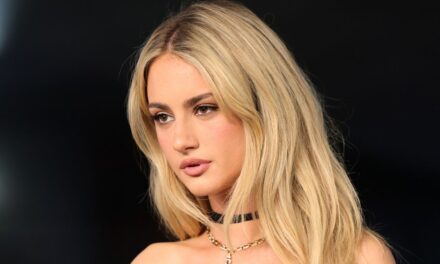 La star de Tell Me Lies, Grace Van Patten, porte une robe transparente dans un moment sans soutien-gorge avec son petit ami Jackson White