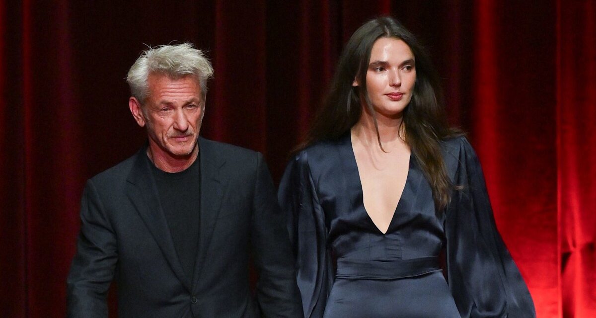 Sean Penn, 65 ans, fait une rare apparition sur le tapis rouge avec sa petite amie glamour Valeria Nicov, 30 ans, sur le tapis rouge