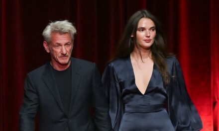 Sean Penn, 65 ans, fait une rare apparition sur le tapis rouge avec sa petite amie glamour Valeria Nicov, 30 ans, sur le tapis rouge