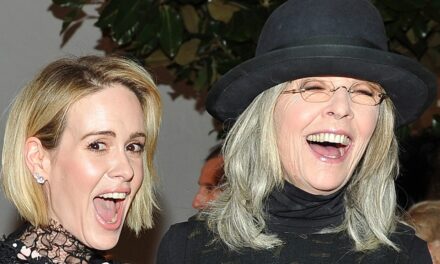 Sarah Paulson partage avec émotion qu&rsquo;elle n&rsquo;est « pas capable de parler » de la mort de Diane Keaton