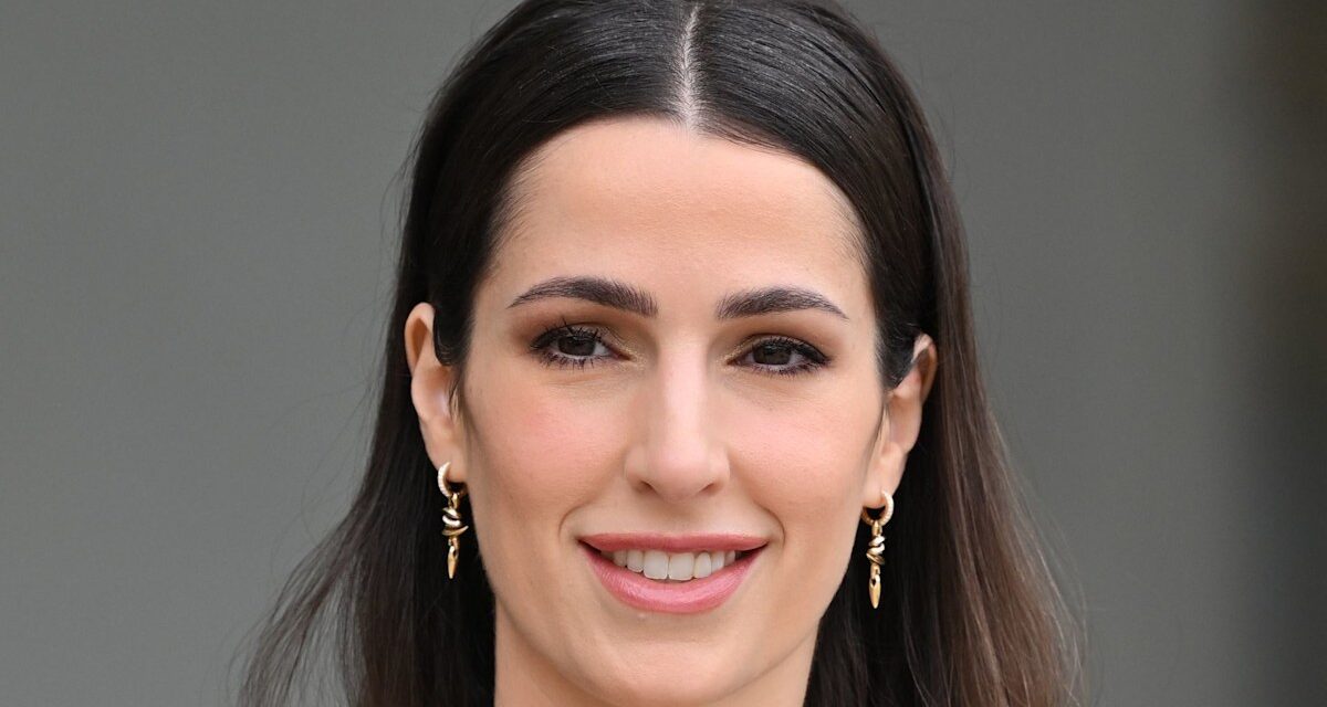 La princesse Rajwa impressionne dans la petite robe noire la plus classe – et un sac Bottega Veneta de 3 000 £