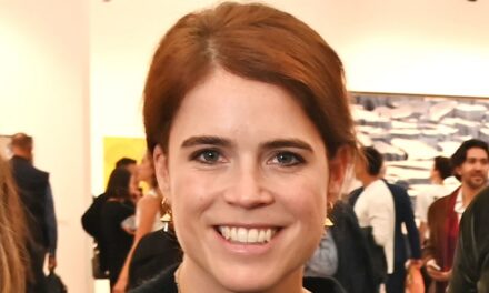 La princesse Eugénie opère sa magie sur un look entièrement noir avec une jupe Zara