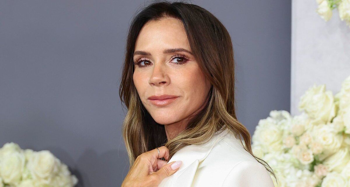 Le maquillage soft glam de Victoria Beckham est la perfection de la première série