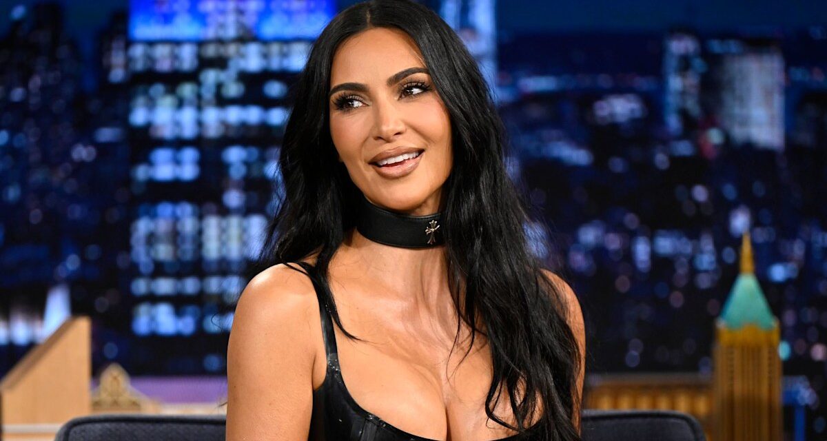 Kim Kardashian prouve que les découpes du bustier sont la réponse de l&rsquo;automne à la tendance des robes nues