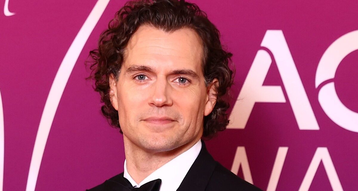 Henry Cavill révèle une blessure à la jambe et un physique déchiré alors qu&rsquo;il s&rsquo;entraîne pour le redémarrage de Highlander