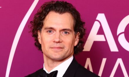 Henry Cavill révèle une blessure à la jambe et un physique déchiré alors qu&rsquo;il s&rsquo;entraîne pour le redémarrage de Highlander