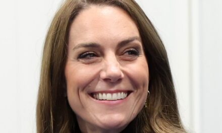 Kate Middleton est l&rsquo;hôtesse parfaite dans une tenue divine ornée d&rsquo;un nœud – avec une touche d&rsquo;originalité