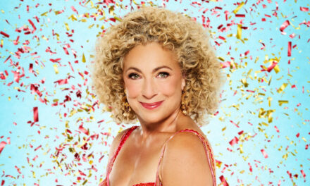 Rencontrez le mari de la star de Strictly Come Dancing, Alex Kingston, initié à la télévision