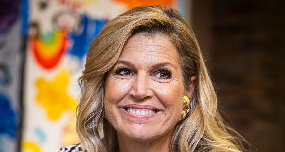 La reine Máxima « modernise » son look avec le plus long cardigan Oscar de la Renta