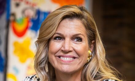 La reine Máxima « modernise » son look avec le plus long cardigan Oscar de la Renta