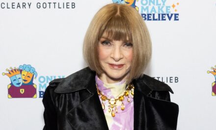 Anna Wintour présente un côté très différent lors d&rsquo;un discours rempli d&rsquo;émotion
