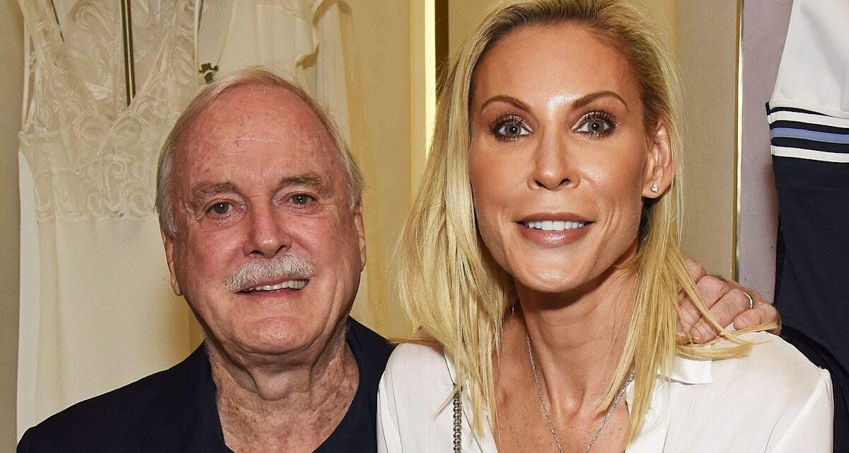 Rencontrez la quatrième épouse « merveilleusement ludique » de la star de Fawlty Towers, John Cleese, qui est de 31 ans sa cadette