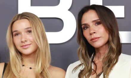 Harper Beckham pourrait être la jumelle de maman Victoria dans une robe longue et éthérée