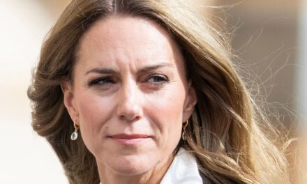 La princesse Kate «communique la force silencieuse» dans un ensemble de puissance de 1,4 000 £