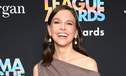 Sutton Foster partage un moment réconfortant sur le tapis rouge avec un invité inattendu après l&rsquo;apparition de Hugh Jackman