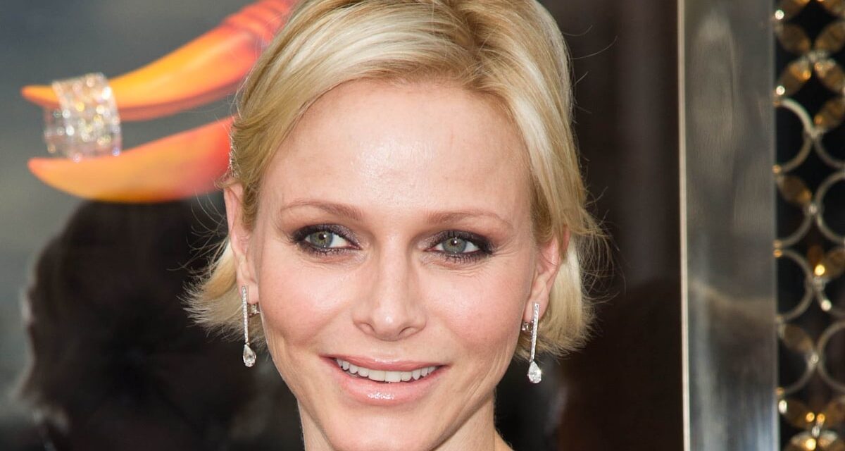 La princesse Charlene a secoué RA-Ra avec «  Firmatious Edge  » – et nous avons tous oublié