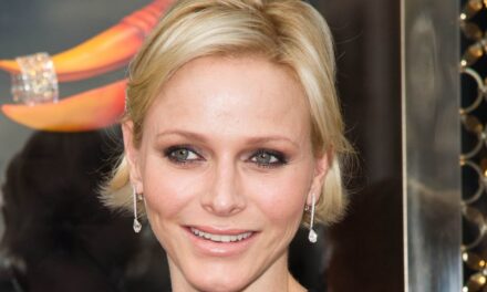 La princesse Charlene a secoué RA-Ra avec «  Firmatious Edge  » – et nous avons tous oublié