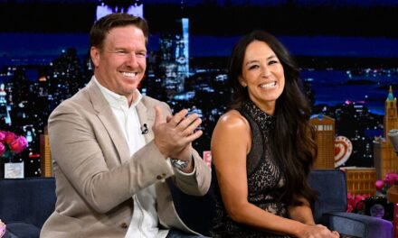 Crew, le plus jeune fils de Joanna et Chip Gaines, fait une apparition remarquée sur un plateau de télévision à Los Angeles