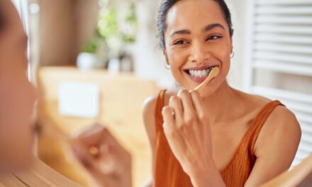 Un dentiste tranche le débat sur la fréquence à laquelle vous devriez vraiment remplacer votre brosse à dents