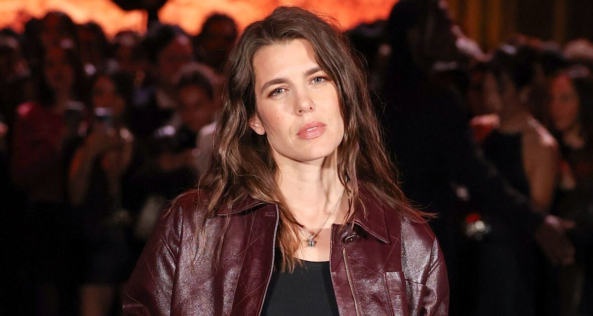 Charlotte Casiraghi incarne le carré de sa grand-mère Grace Kelly à la Fashion Week de Paris