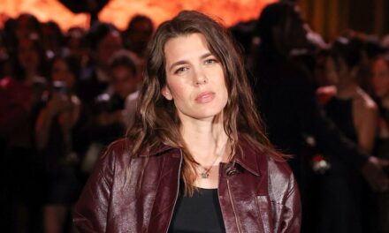 Charlotte Casiraghi incarne le carré de sa grand-mère Grace Kelly à la Fashion Week de Paris
